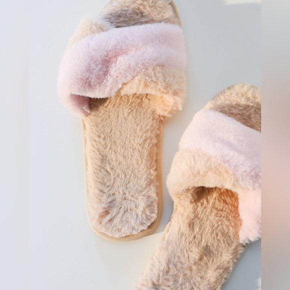 L*Space Cloud Slippers - Picture 2 of 4